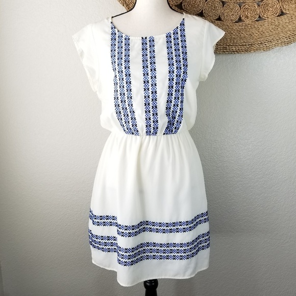 Collective Concepts Dresses & Skirts - COLLECTIVE CONCEPTS embroidered chic dress i57